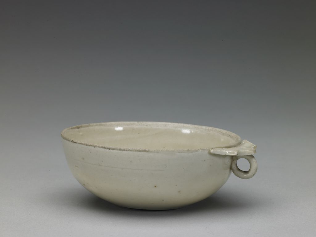 图片[1]-Ding Kiln white glazed plate is washed along a single handle-China Archive